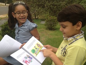 Menino de 7 anos escreve livro para incentivar a irmã de 5 a usar óculos, em Goiânia (Foto: Gabriela Lima/G1)
