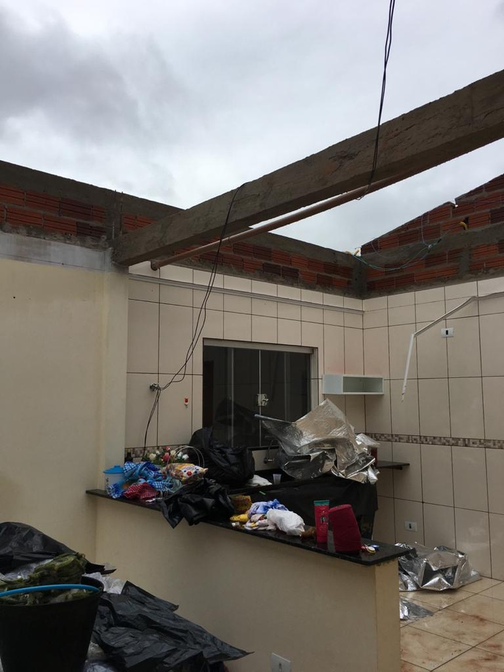 Temporal destelhou residências em Pracinha — Foto: Prefeitura