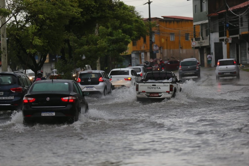 Raul Barbosa tem trechos alagados, e trânsito fica lento em dia de chuva de grande volume em Fortaleza — Foto: Fabiane de Paula/SVM