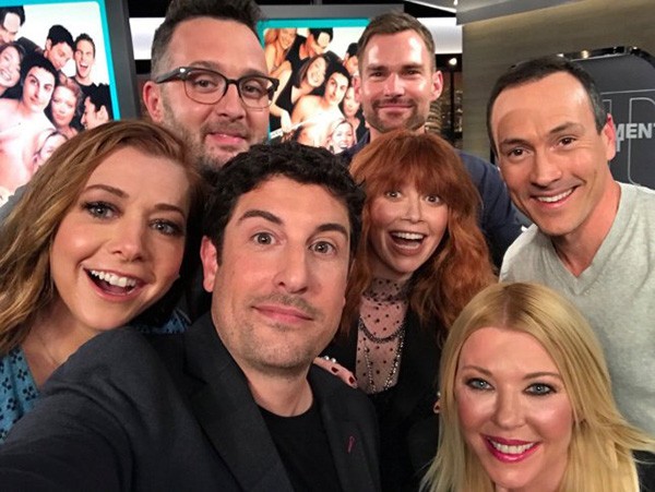 O elenco de 'American Pie' em comemoração aos 20 anos do filme (Foto: Twitter)
