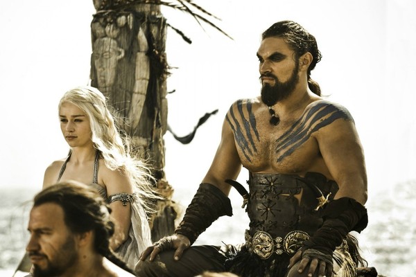 Emilia Clarke e Jason Momoa em cena da primeira temporada de 'Game of Thrones' (Foto: Divulgação)