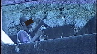 Os criminosos mostravam pistolas e metralhadoras nas vielas da favela