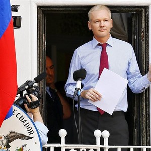 Julian Assange aparece na sacada da embaixada do Equador, em Londres (Foto: Agência EFE)