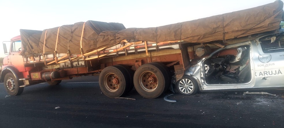 Carro funerário ficou prensado após bater na traseira de caminhão e ser atingido por automóvel que vinha atrás em rodovia de Taiúva, SP — Foto: Divulgação