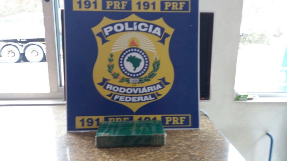 Droga foi apreendida pela PRF, em Teófilo Otoni (Foto: PRF/Divulgação)