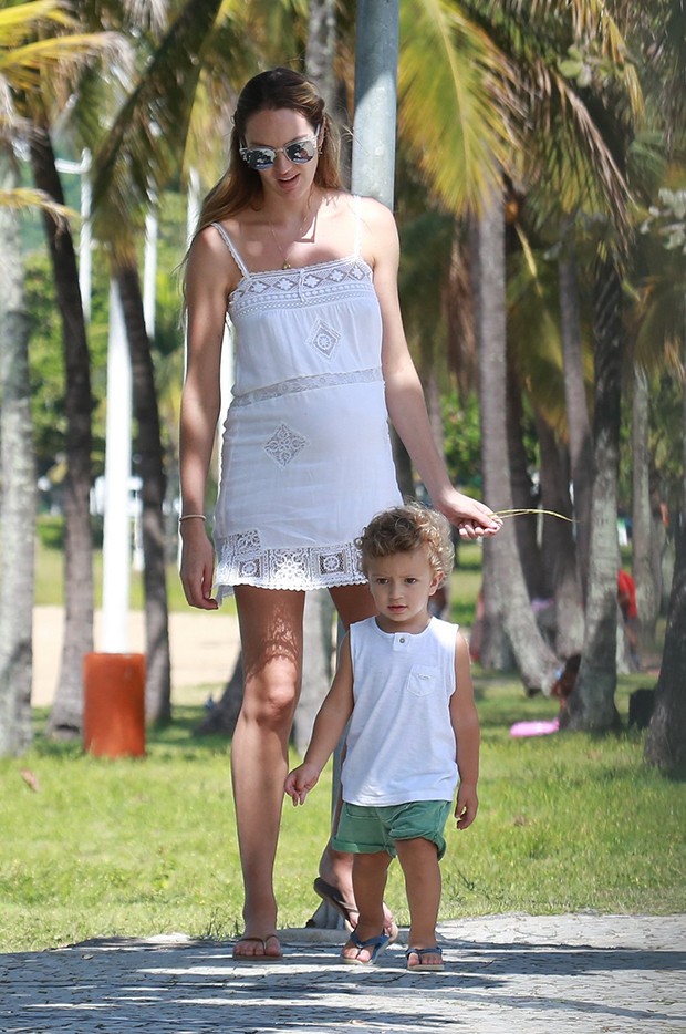 Candice Swanepoel com o filho, Anacã (Foto: AgNews)