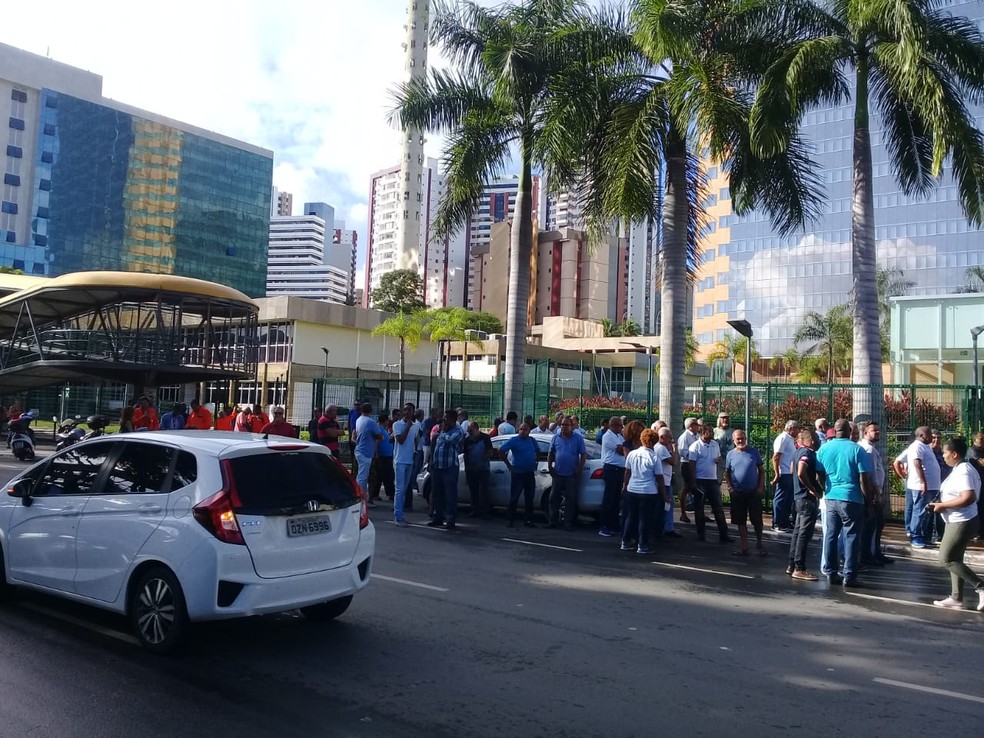 Grupo faz protesto em frente à sede da Petrobras, em Salvador — Foto: Cid Vaz/TV Bahia