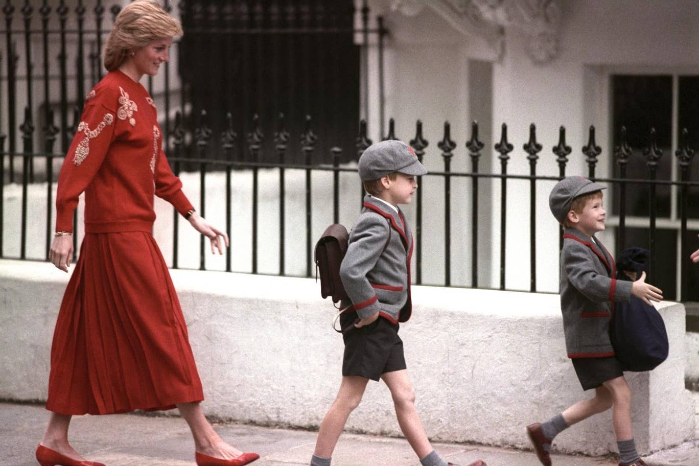Diana, William e Harry chegam à escola (Foto: Reprodução/PA)