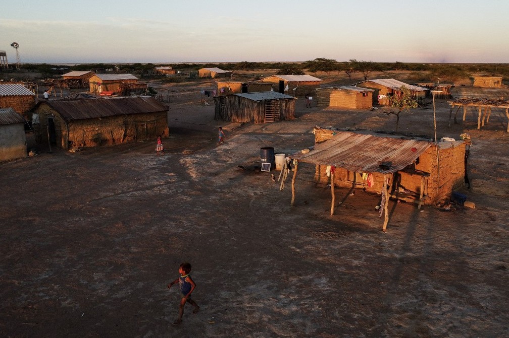 Vista das casas dos indígenas wayuu perto de Manaure, no departamento de La Guajira, Colômbia, em 23 de fevereiro de 2023. — Foto: JOAQUIN SARMIENTO / AFP