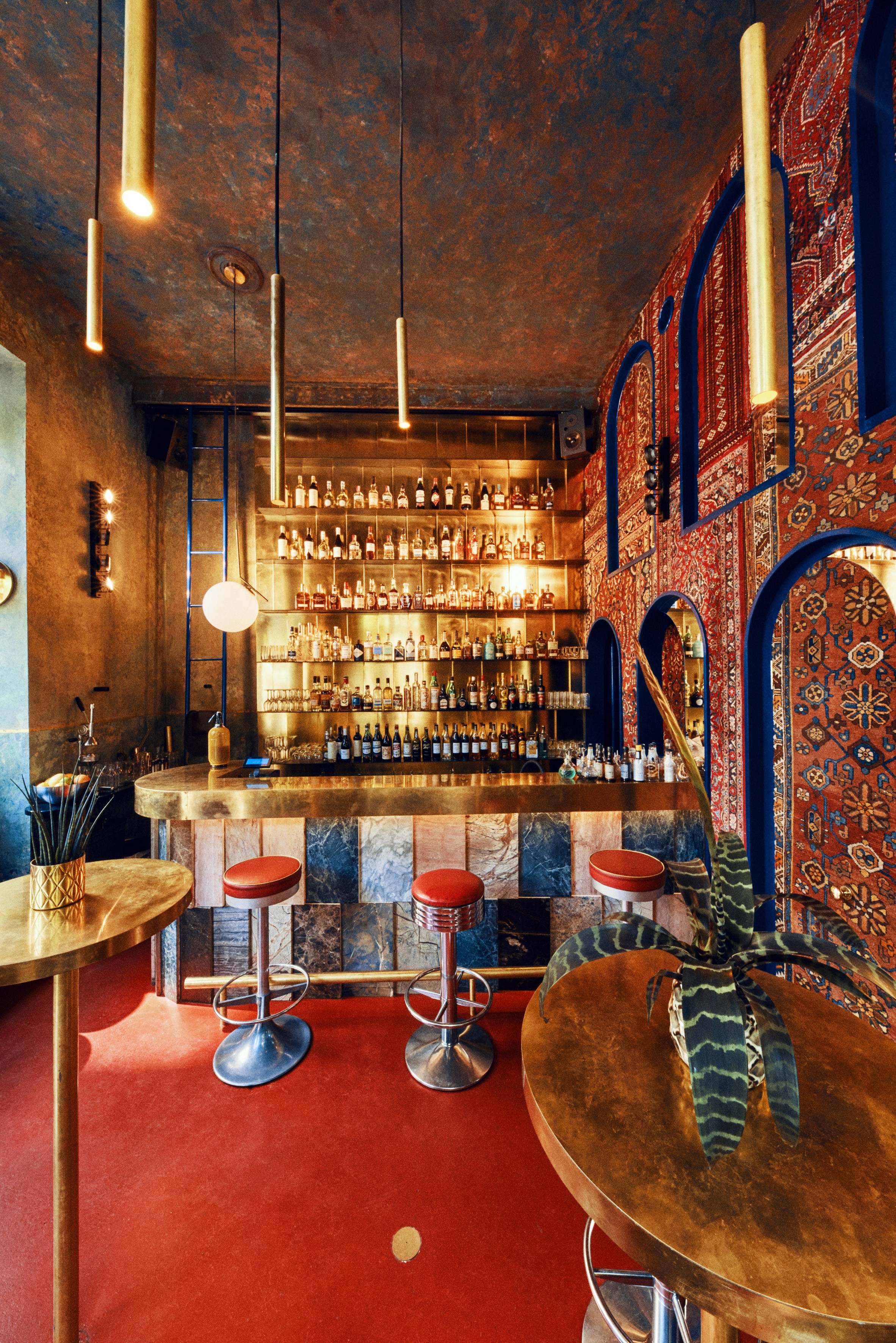 Bar na Varsóvia impressiona com paredes inteiras revestidas por tapetes (Foto: Divulgação)