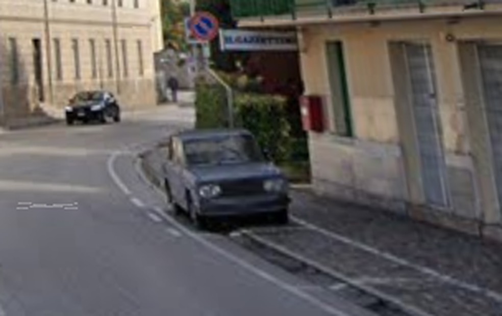Carro estava estacionado em uma rua de cidade italiana desde 1974 — Foto: Reprodução/Google maps