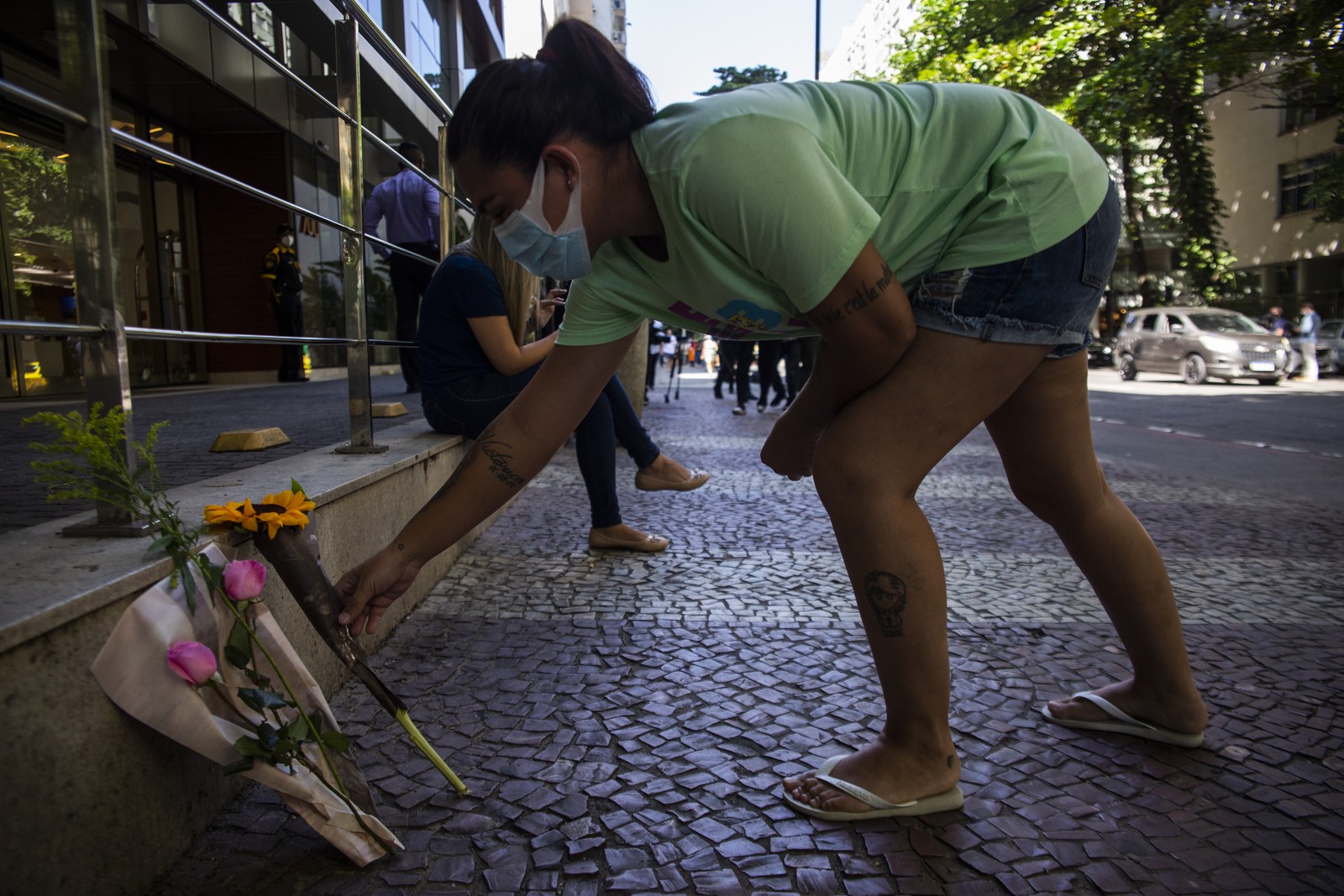 Fã deixa flor na porta do hospital, em Copacabana, onde Paulo Gustavo ficou internado, lutando contra a Covid-19 — Foto: Maria Isabel Oliveira / Agência O Globo