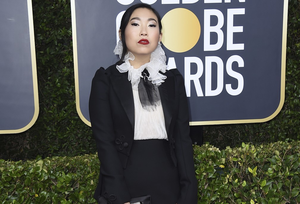 Awkwafina posa no tapete vermelho do Globo de Ouro 2020  — Foto: Jordan Strauss/AP