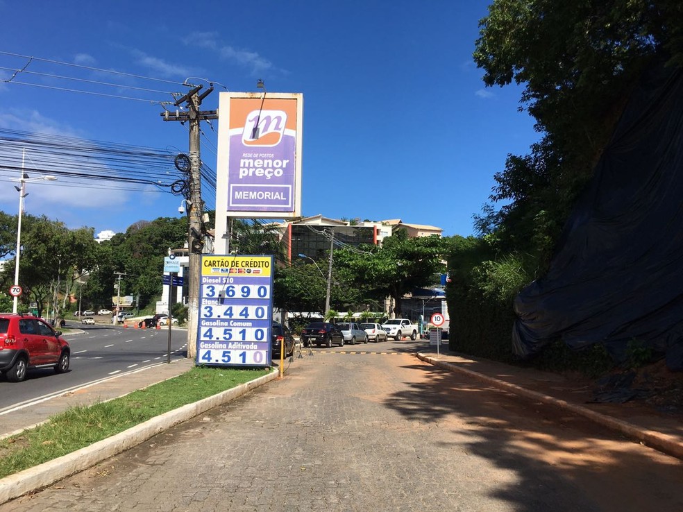 Posto na Avenida Adhemar de Barros, bairro de Ondina, em Salvador, estava fechado porque a gasolina já tinha acabado (Foto: Itana Silva/G1)