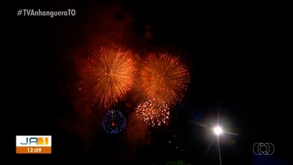 Queima de fogos e show de Manu Bahtidão animam a chegada de 2024 em Palmas