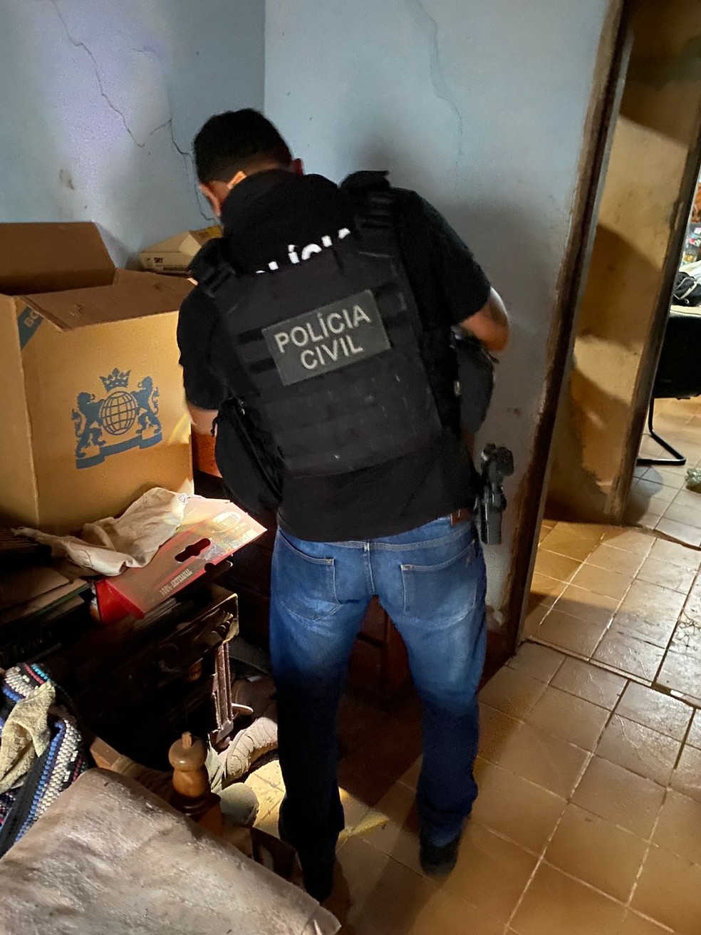 Policiais civis cumprem mandados de busca domiciliar em MT — Foto: Polícia Civil