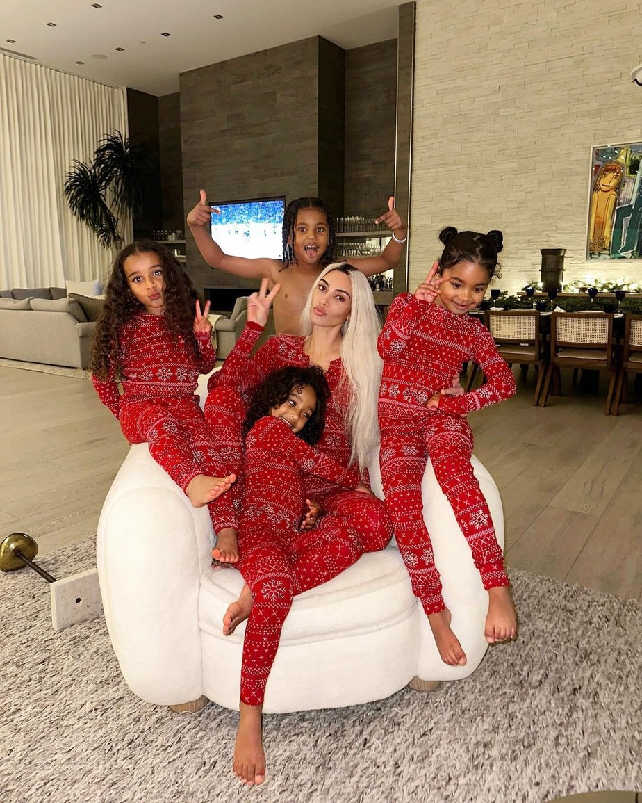 Kim Kardashian combina pijama com filhos e sobrinhos e mostra farra na web