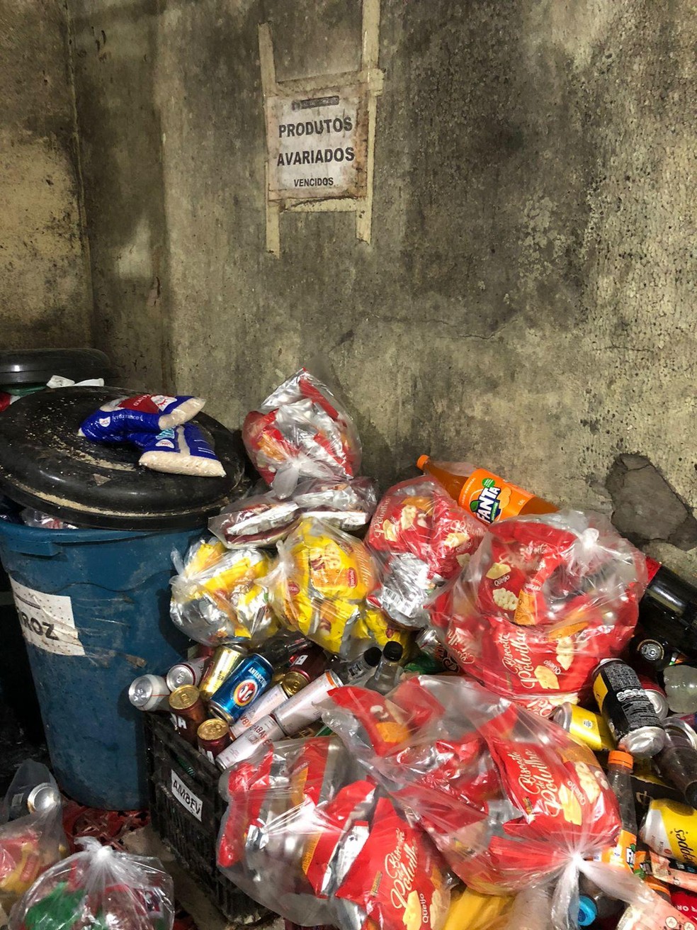 Produtos mal acondicionados ou com prazo de validade vencido foram apreendidos em fiscalização da Vigilância Sanitária de Maceió — Foto: VISA Maceió