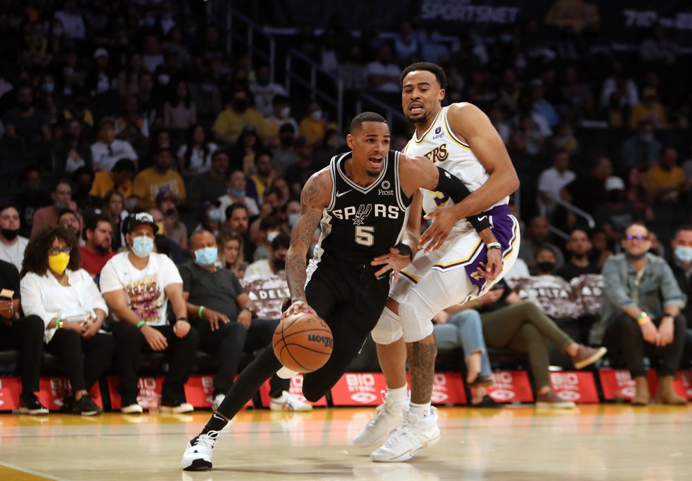 Dejounte Murray (5) em Los Angeles Lakers x San Antonio Spurs — Foto: Kiyoshi Mio-USA TODAY Sports