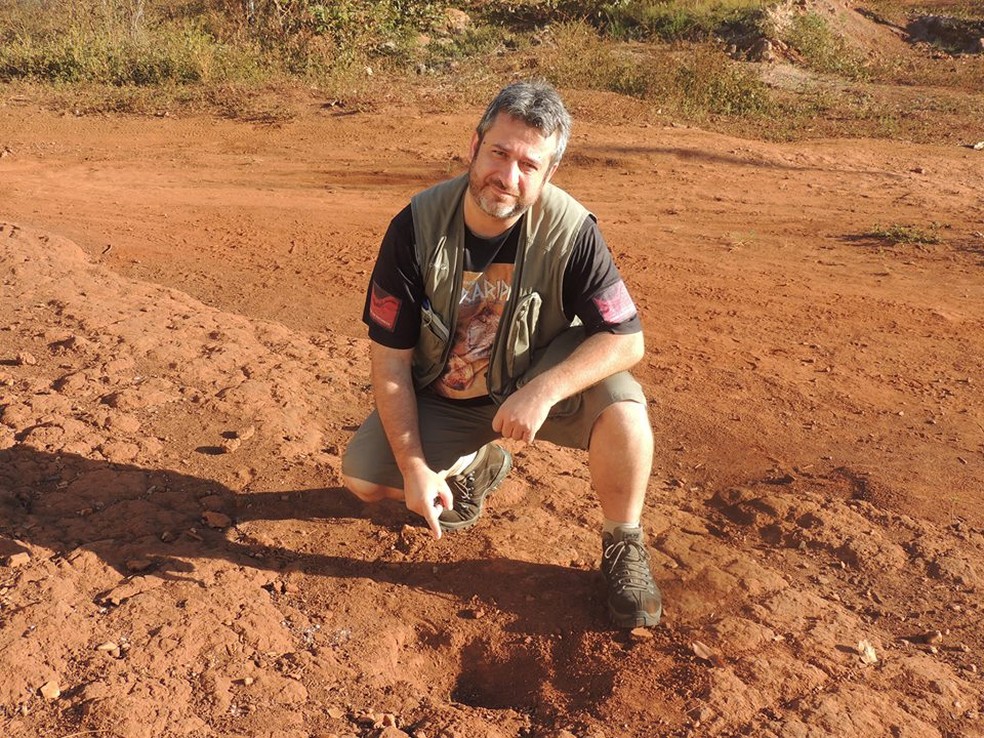 Geólogo mostra o local da queda do meteorito (Foto: Paulo Matioli)