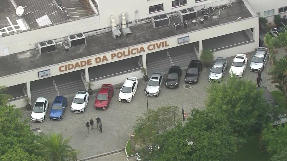 Carros de luxo apreendidos em operação são levados para a Cidade da Polícia, na Zona Norte do Rio — Foto: TV Globo