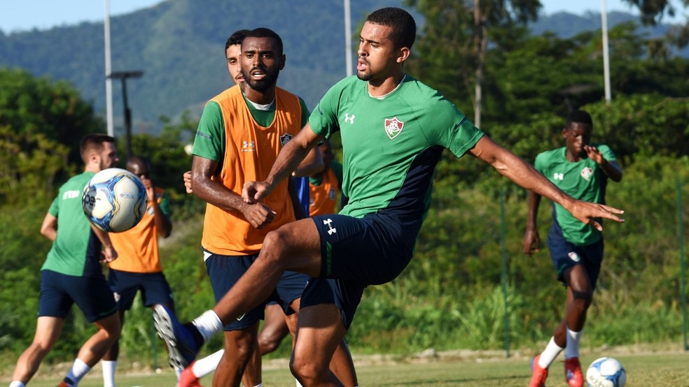 Caio e Léo Santos disputam lance em treino do Fluminense — Foto: Mailson Santana/Fluminense FC