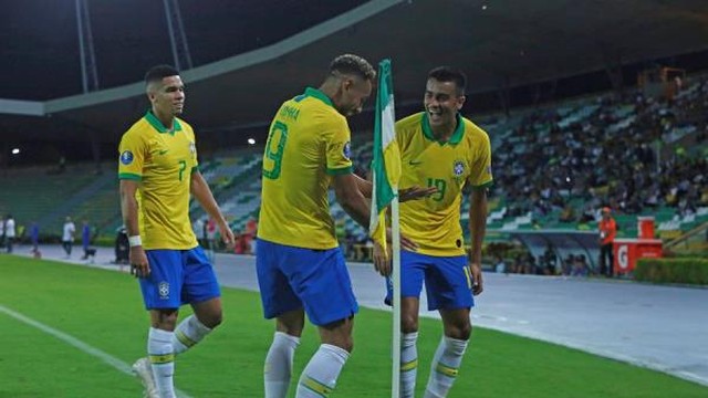 Paulinho, Matheus Cunha e Reinier comemoram um dos gols do Brasil contra a Bolívia