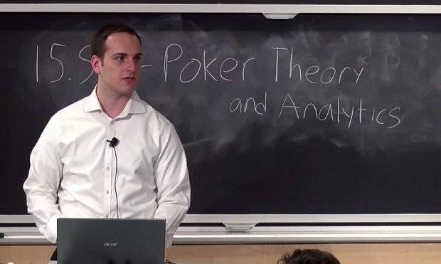 Kevin Desmond em uma das aulas sobre pôquer (Foto: Reprodução/ YouTube)