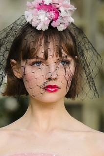Chanel: Véu de noiva com flores que é muito simples de fazer. (Foto: imaxtree)