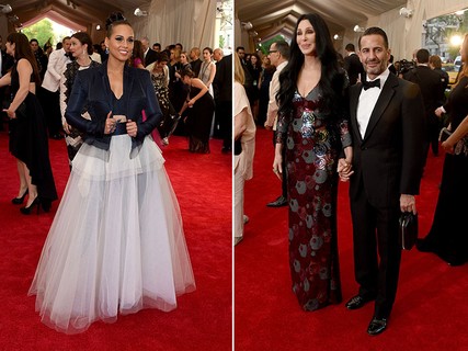 As cantoras Alicia Keys e Cher também apareceram. A primeira usando um longo Jean Paul Gaultier e a segunda vestindo Marc Jacobs, que a acompanhou