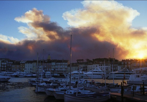 Fumaça de incêndio próximo a Saint-Tropez em 1990: a região costuma sofrer com incêndios florestais (Foto: Patrick SICCOLI/Gamma-Rapho via Getty Images)