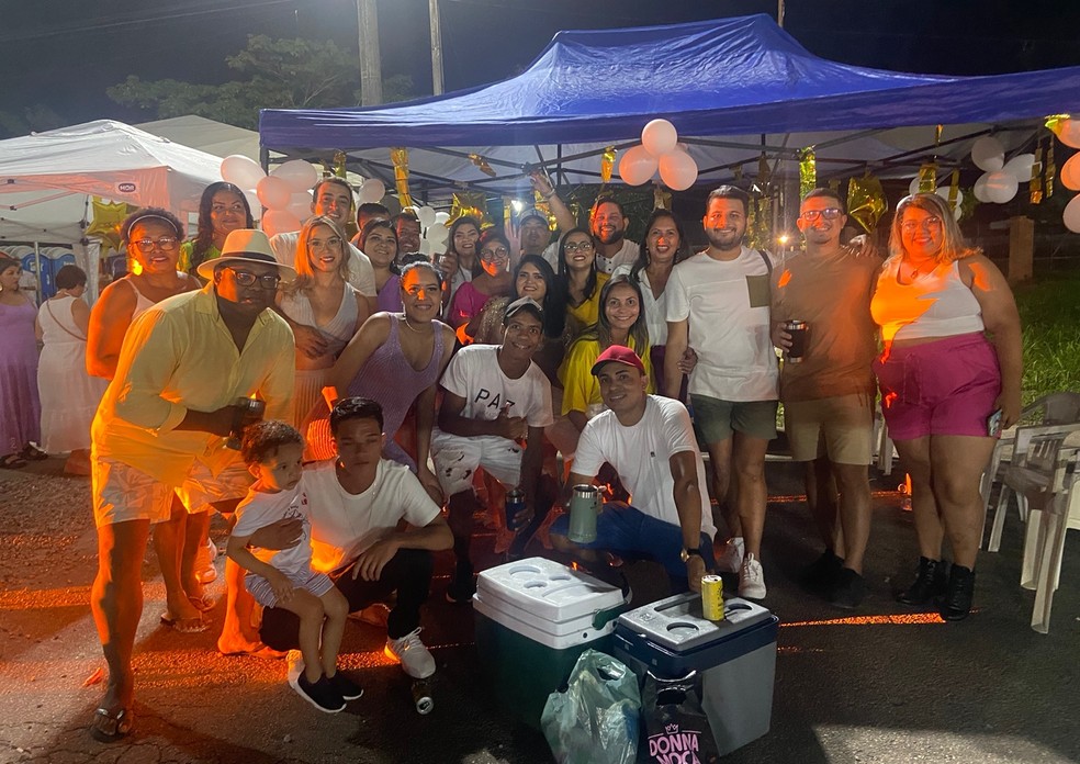 Jerry Queiroz com a família e amigos no estacionamento da Arena da Floresta — Foto: Bruna Kéren/Arquivo Pessoal