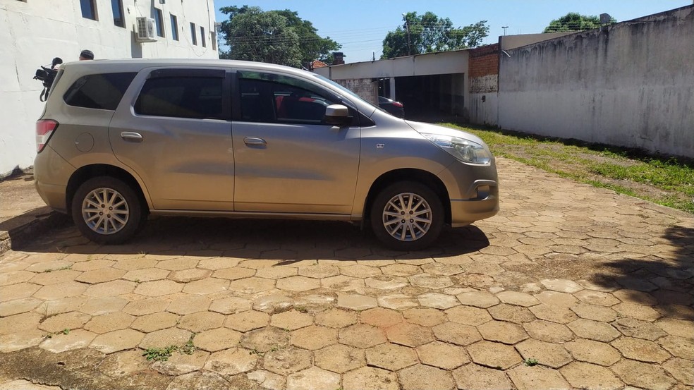 Táxi da vítima foi encontrado em Cuiabá Paulista, distrito de Mirante do Paranapanema (SP) — Foto: Bruna Bachega/TV Fronteira