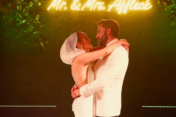 Foto do casamento de Jennifer Lopez com o ator Ben Affleck compartilhada na newsletter da cantora (Foto: Divulgação)