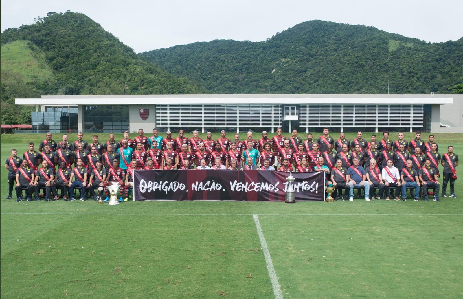 Com taças, Flamengo posa para foto oficial antes de viagem para o Catar