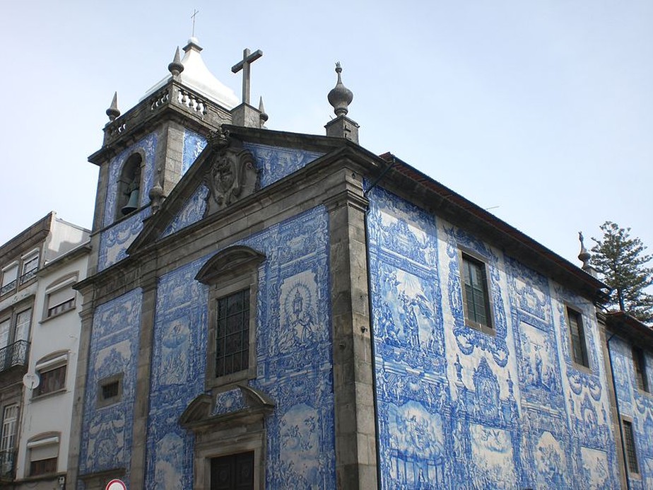 Igreja de azulejos no Porto, no Noroeste de Portugal: 80% da população do país se diz católica