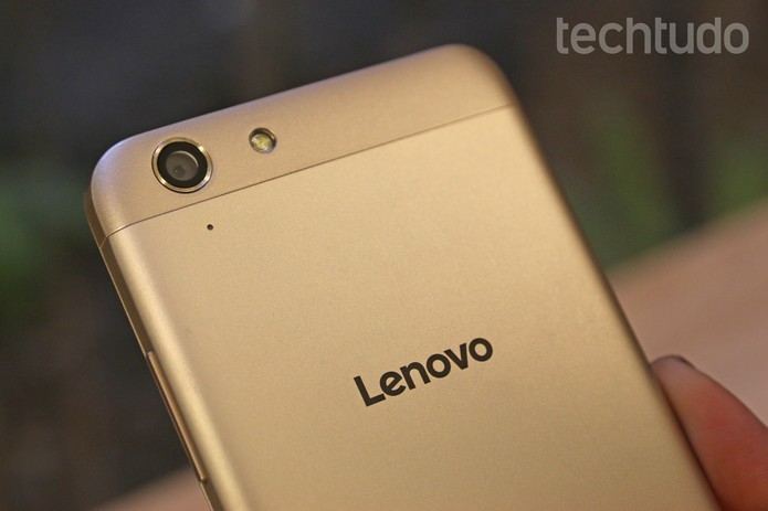 Lenovo K5 vem com design metálico em três cores (Foto: Caio Bersot/TechTudo)