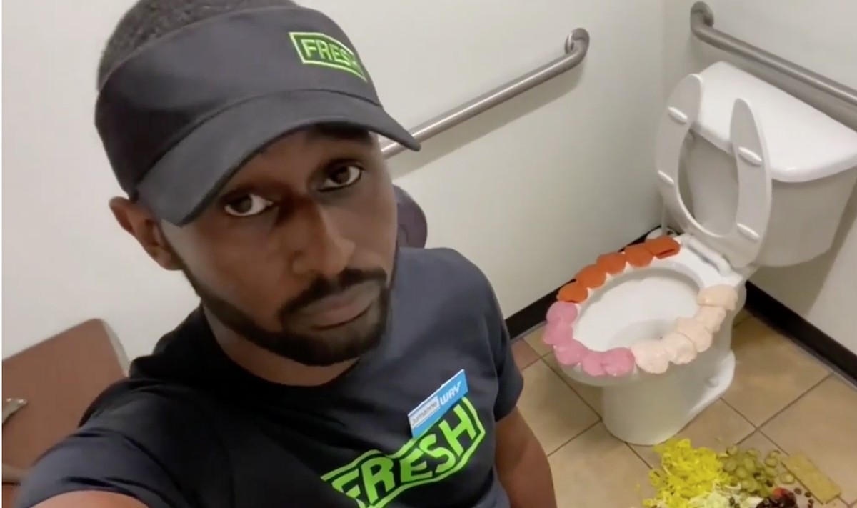 Funcionário de restaurante é demitido por pisar em ingredientes e colocá-los na borda de vaso sanitário nos EUA