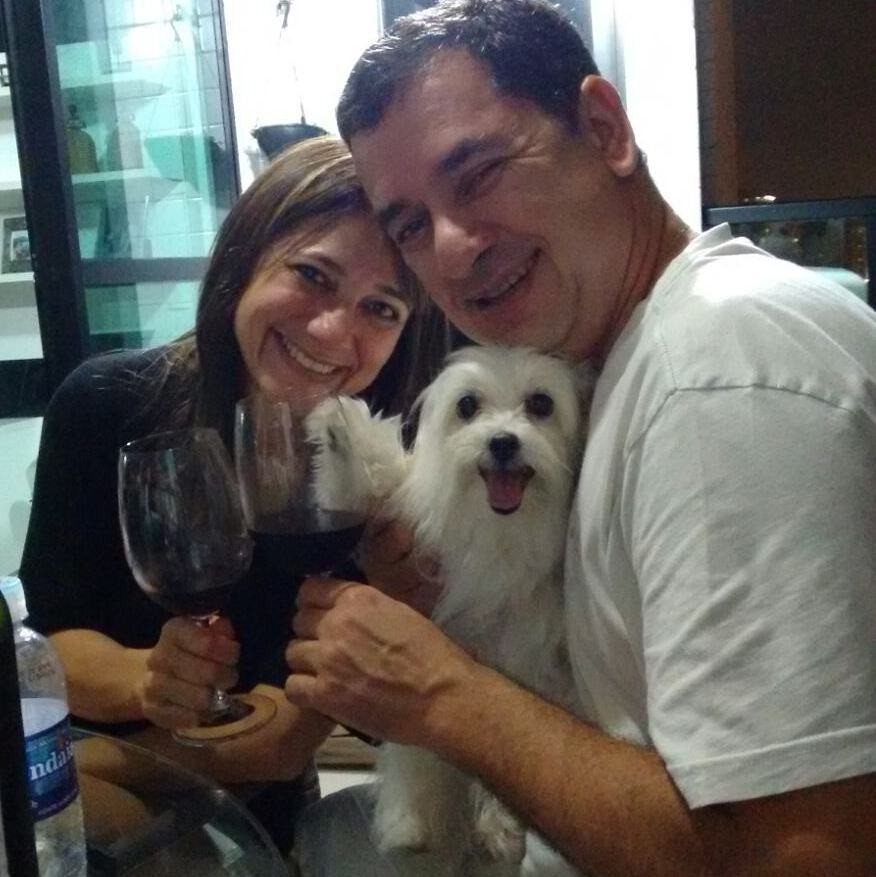 Meus pais e Lilica, em uma das nossas noites em família de conversas e vinhos (Foto: Yara Guerra/ Arquivo Pessoal)