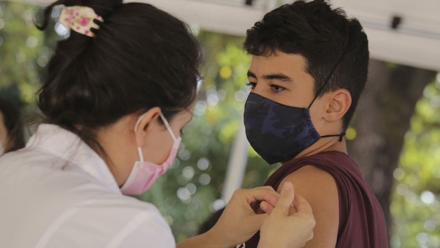 vacinação de adolescentes (Foto: Breno Esaki/Agência Saúde)