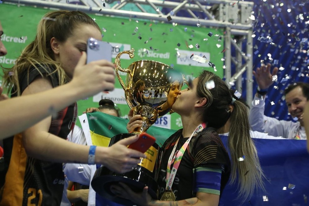 Amandinha comemora título da Taça Brasil de Futsal — Foto: Maurício Moreira/Divulgação