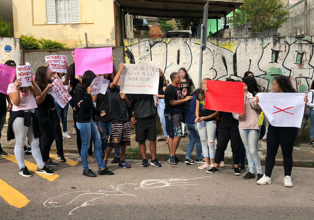 Estudantes fazem protesto em apoio a professora que teria sido filmada por baixo da saia em Jundiaí — Foto: Bárbara Leão/TV TEM