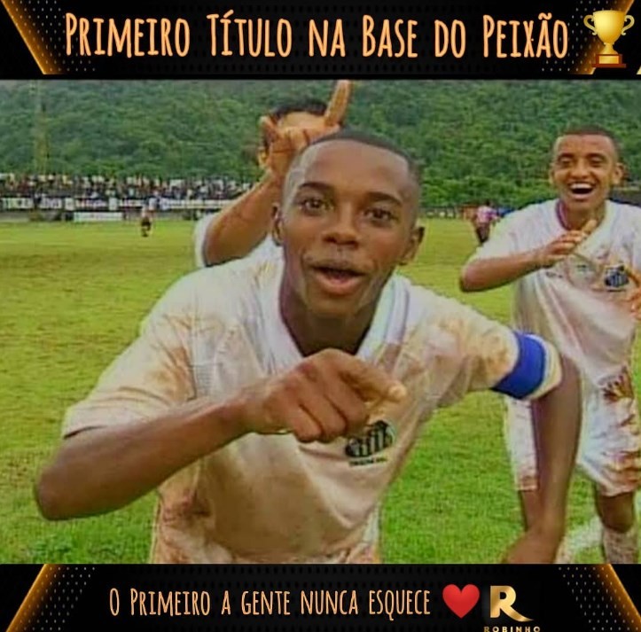 Robinho em imagem de comemoração de título paulista sub-17, em 2001 — Foto: Reprodução Intagram