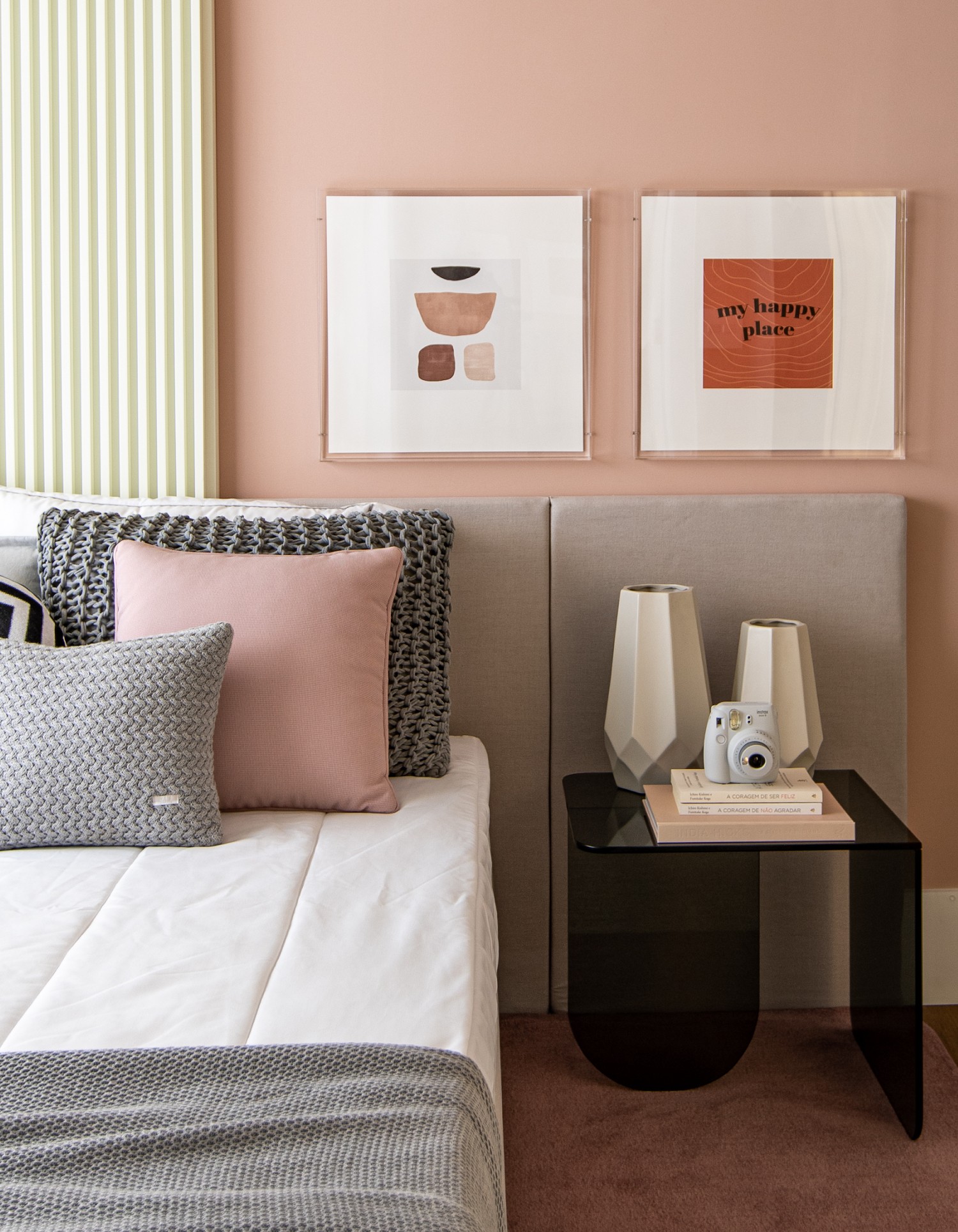 QUARTO | A paleta de cores utilizada no quarto é leve para conferir aconchego no ambiente de descanso (Foto: Divulgação / Favaro Jr.)