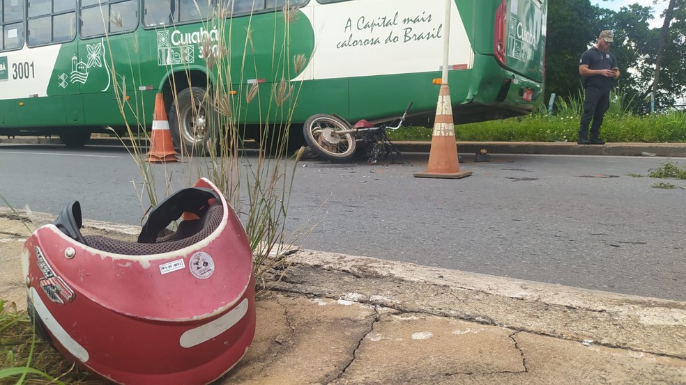 Motociclista foi socorrido em estado grave — Foto: Leandro Agostini/CAFM