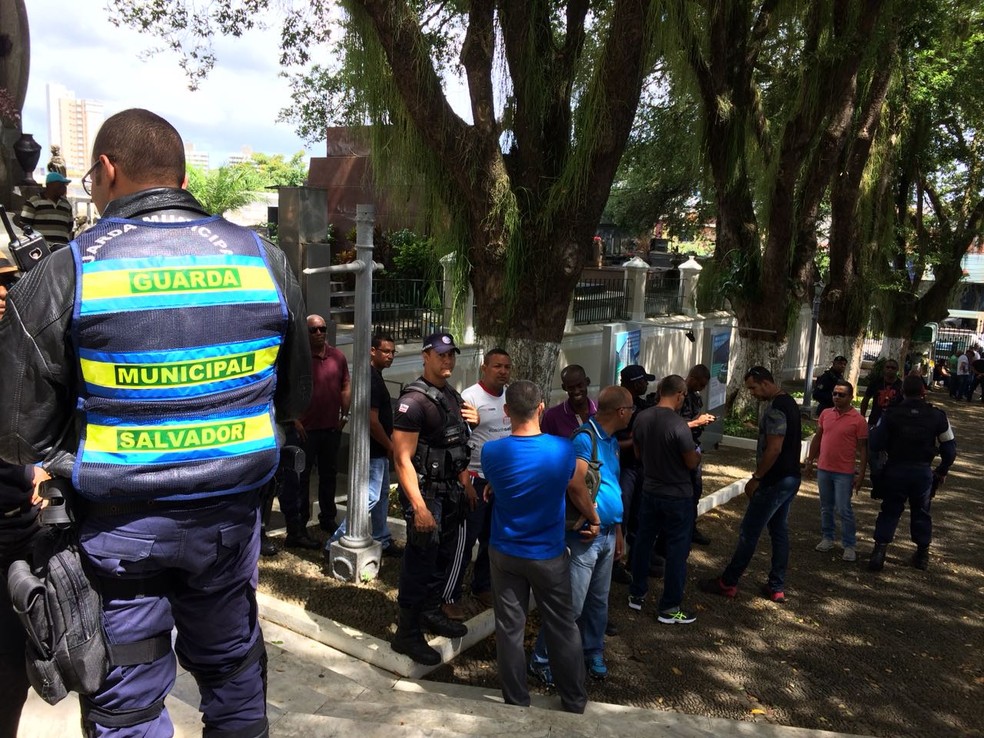 Velório do guarda municipal Antônio Luiz Moreira Soares reuniu amigos no Cemitério do Campo Santo, em Salvador (Foto: Giana Mattiazzi/TV Bahia)