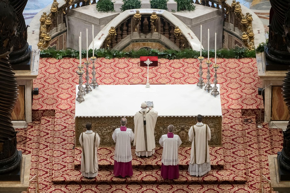 Papa Francisco celebra missa da quinta-feira (18) durante a Semana Santa da Páscoa, na Basílica de São Pedro, no Vaticano. — Foto: Vatican Media/­Handout via Reuters