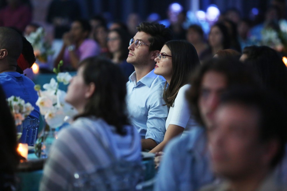 Camila Queiroz assiste ao capítulo ao lado do namorado, Klebber Toledo (Foto: Bella Pinheiro/Gshow)