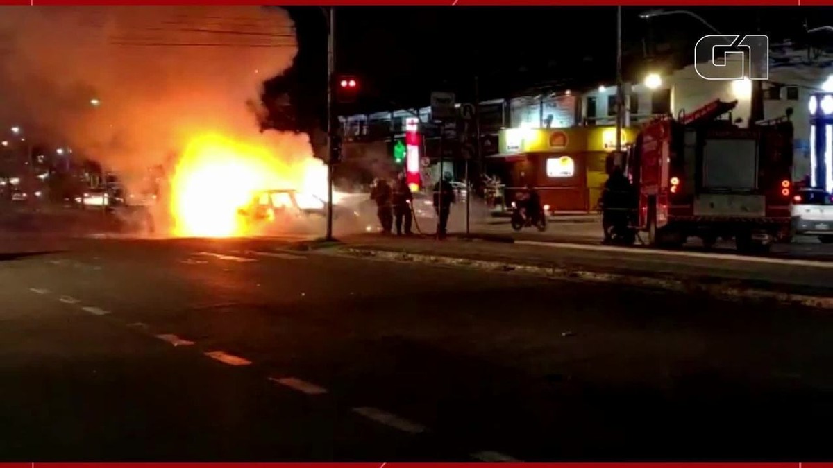 Motorista ateou fogo em carro durante surto por conta de problemas do veículo, diz a mulher dele, em Fortaleza - Vimarsana News