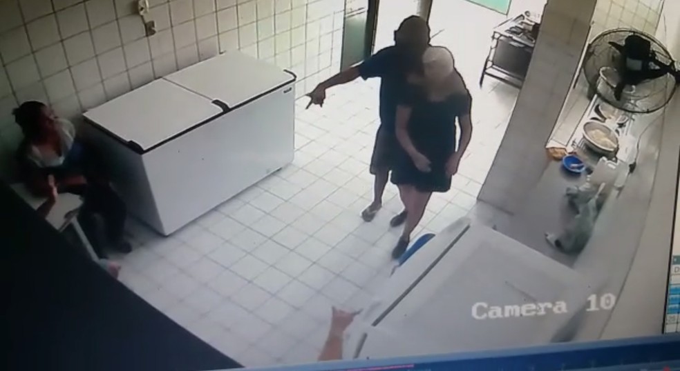 Suspeito rende merendeira durante assalto em escola — Foto: Reprodução